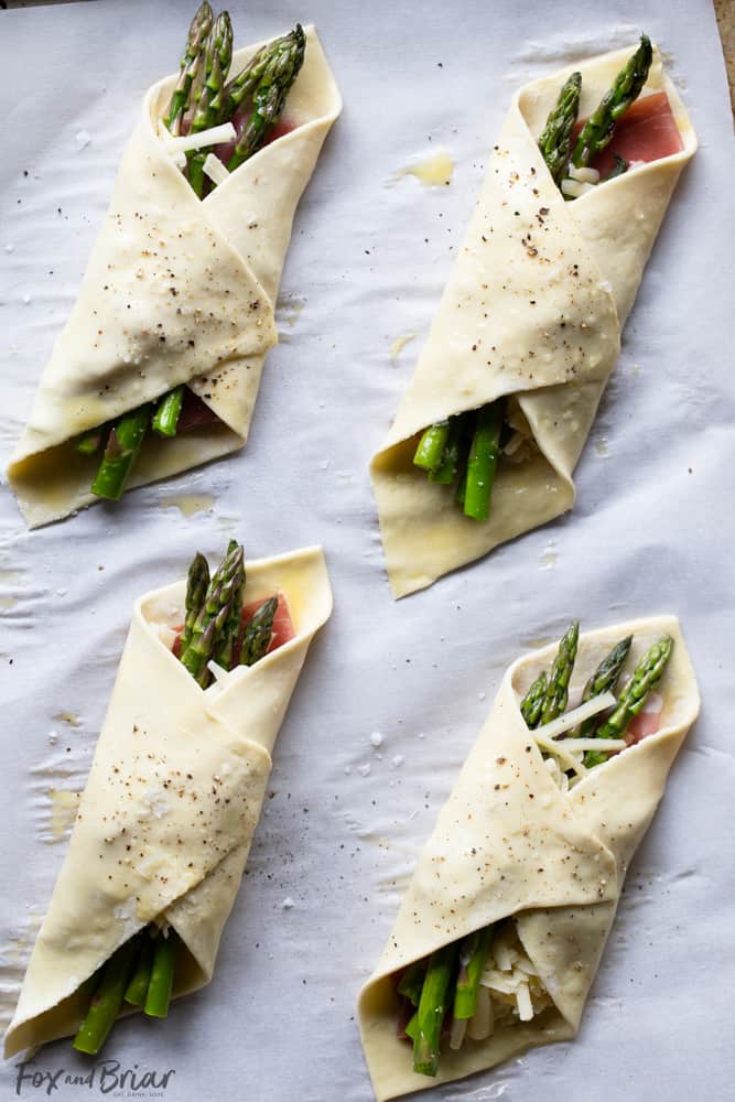 These  Prosciutto Asparagus Puff Pastry Bundles are an easy and elegant appetizer or brunch idea!  Perfect for Easter, Mother's Day or any other spring brunch! 