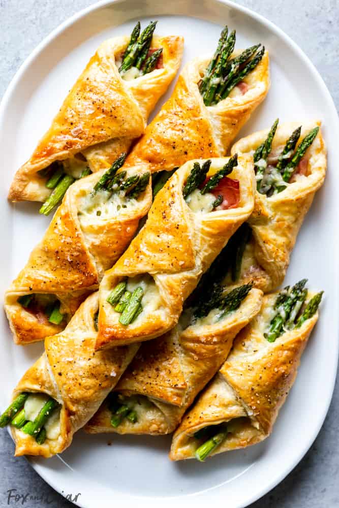 These  Prosciutto Asparagus Puff Pastry Bundles are an easy and elegant appetizer or brunch idea!  Perfect for Easter, Mother's Day or any other spring brunch! 