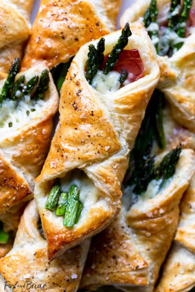 These  Prosciutto Asparagus Puff Pastry Bundles are an easy and elegant appetizer or brunch idea!  Perfect for Easter, Mother's Day or any other spring brunch! 