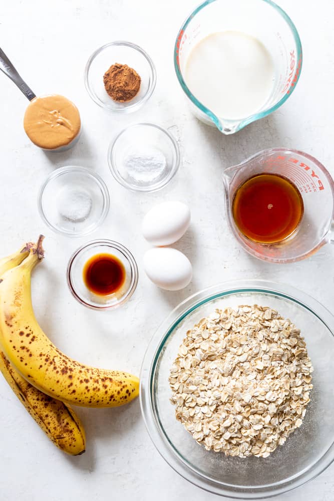 Ingredients for peanut butter banana baked oatmeal :
Milk, maple syrup, rolled oats, ripe bananas, vanilla extract, 2 eggs, salt, baking powder, peanut butter, cinnamon.
